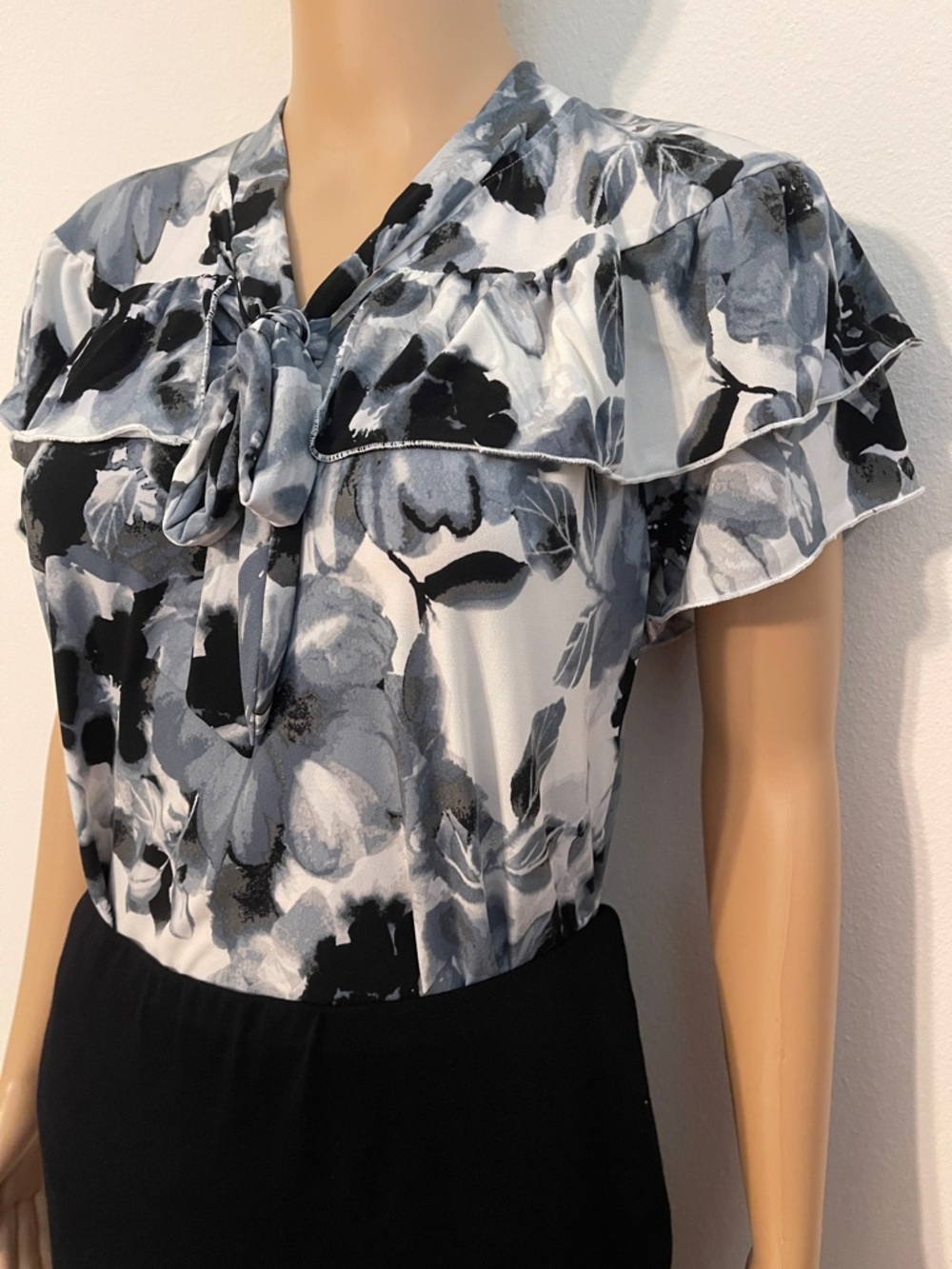 NWT Adrienne Vittadini Blue/White/Black Floral Tie-Neck Ruffle Blouse